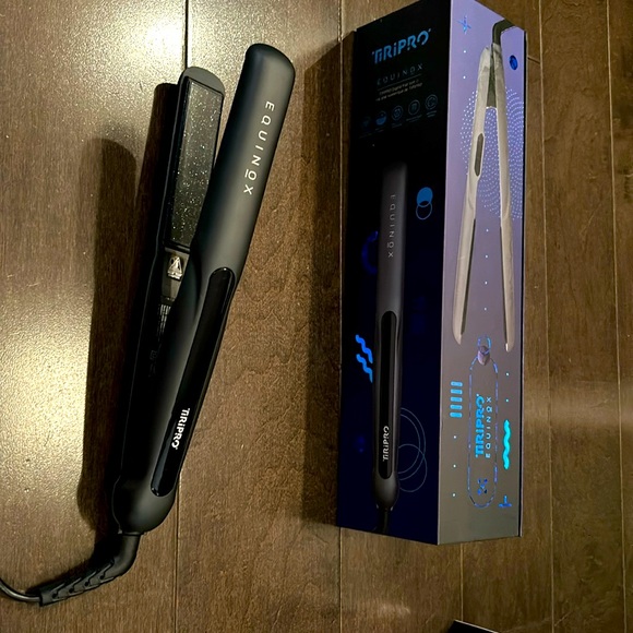 Equinox flat iron with universal voltage. Comes with box and instructions. - Picture 1 of 5